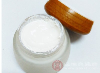 護(hù)膚品應(yīng)選擇知名品牌，以防皮膚過敏對(duì)胎兒造成傷害。不要再用任何化妝品，不要燙發(fā)