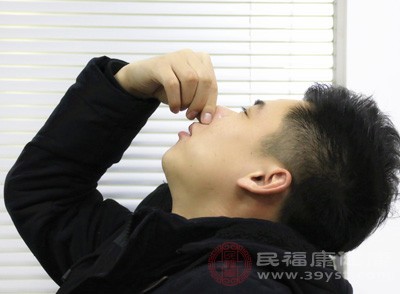 小陈鼻子不间断地流血 小陈鼻子不间断地流血
