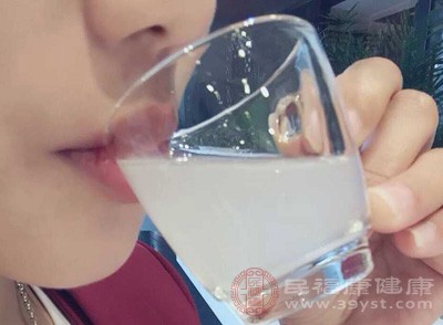 晚飯后別大量喝水、喝湯、喝飲料