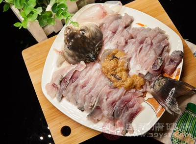 可由食物引起。以魚、蝦、蟹、蛋類食物引起常見，某些肉類及植物性食品如草莓、可可、番茄或大蒜等香料、調(diào)味品，也可誘發(fā)蕁麻疹