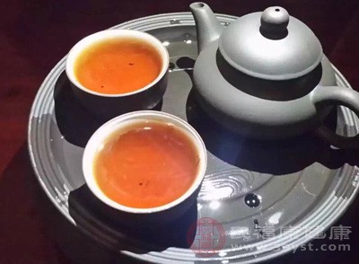 有的人认为酒后喝浓茶能解酒，其实这非但无效，还会伤肾