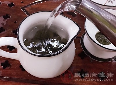 饮用蒲公英茶，有解腻助消化、降脂、减肥功效