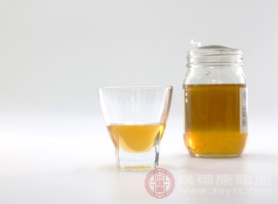 蜂蜜滑腸，適合便秘人群，但腸胃不好、經(jīng)常拉肚子的人不宜食用蜂蜜，尤其是空腹情況下食用