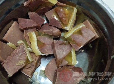 生姜与狗肉一起各异，容易引起腹痛，尤其是阴虚内热者，更加不适宜，如果要放，只能放一点点