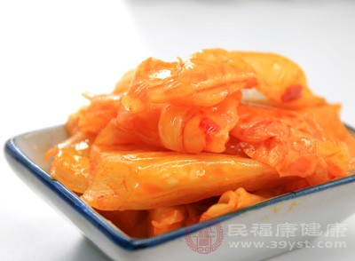 周某自制了60公斤的酱白菜放在摊位上销售 周某自制了60公斤的酱白菜放在摊位上销售