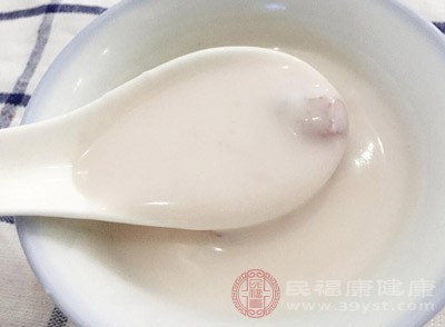 酸牛奶中的乳酸菌能在肠道里抑制病源性的大肠菌、痢疾菌等繁殖