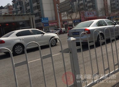 上車前繞車轉(zhuǎn)一圈，看車的外況、輪胎、車底下有沒有漏油漏水。一個星期還得揭開蓋子檢查一次機油、冷卻水、剎車油