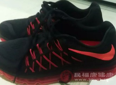 尽量别在下雨天、下雪天和暴晒的柏油马路上穿,一双跑鞋穿两天就应该让它“休息”下 尽量别在下雨天、下雪天和暴晒的柏油马路上穿,一双跑鞋穿两天就应该让它“休息”下