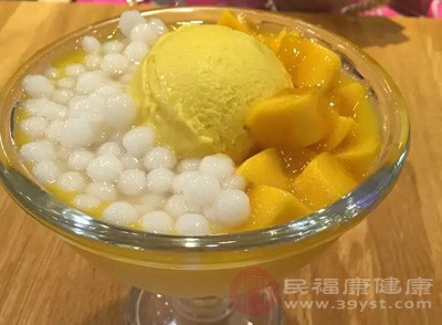 煮熟的芋圓可和在冰糖水里食用