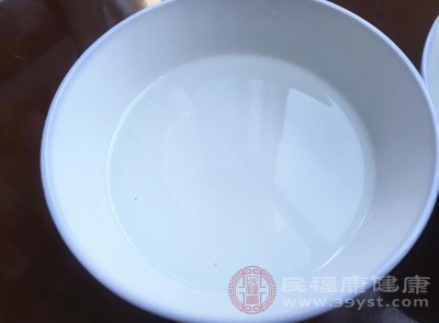 少吃辛辣甘甜食品，多喝水