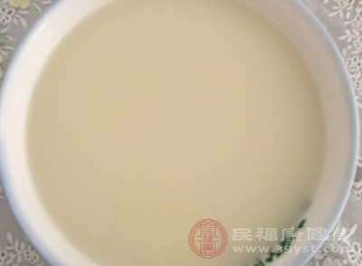 補充高營養(yǎng)流質(zhì)或辦流質(zhì)飲食,如蓮子羹、雪耳羹、牛奶、豆?jié){、鯽魚湯等