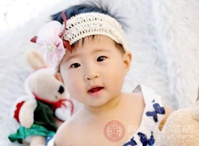 如果宝宝鼻子堵了，你可以在孩子的褥子底下垫上一、两个毛巾