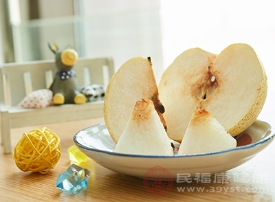先将4个鸭梨去皮切片榨成汁