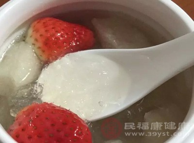 對蛋白質(zhì)類食品過敏的朋友,比如說吃雞蛋會過敏的,可以從小量吃起,每次1克,兩天一次,再慢慢增加量