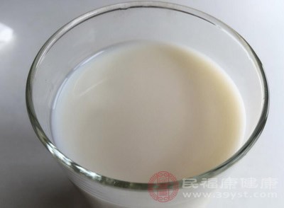 應多吃含堿的食物，比如牛奶等乳類