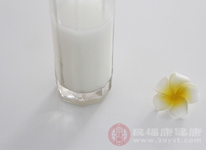 調(diào)查發(fā)現(xiàn)人體在攝入比較多的鈣后，心情會更加的好，更容易獲得快樂，不再容易緊張、暴躁焦慮了，而日常生活中牛奶、酸奶與奶酪是鈣的主要來源