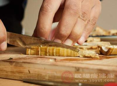 将鲜竹笋切片，加一勺食盐，沸水煮熟，捞出沥干水