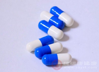 可口服四环素、麦迪霉素或肌肉注射青霉素