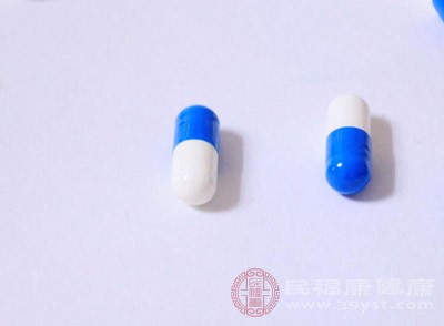 鹽酸舍曲林：口服，開始每日50mg，每日1次