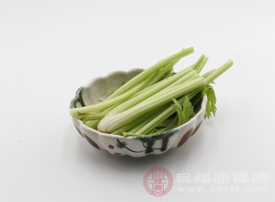 芹菜可炒、拌、熗或做配料，也可作餡心