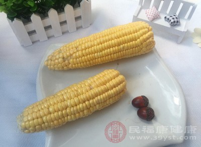 玉米油含不飽和脂肪酸、高達(dá)六成的亞麻油酸，是很好的膽固醇吸取劑，具有穩(wěn)定血壓的作用