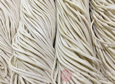 在上述通报中涉及到的食物有鸡虾鱼肉、豆干面条 在上述通报中涉及到的食物有鸡虾鱼肉、豆干面条