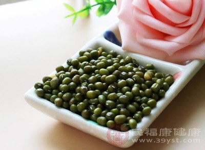 將半斤綠豆或豌豆等豆類煮八成熟