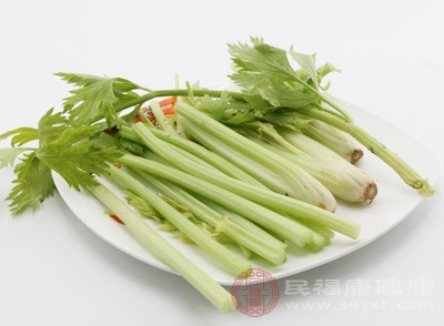 可以適當(dāng)?shù)某砸恍┛梢匀芙獾睦w維素,這些食物能夠改善膽固醇、脂肪以及糖類的代謝,并且可以減輕體重