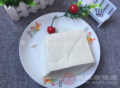 下入豆腐块，火腿片，冬菇片