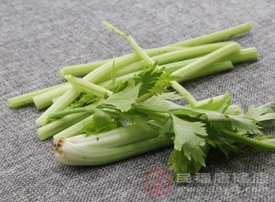 鲜芹菜100～150克，洗净，捣烂取汁