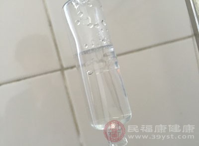 維持水電和酸堿平衡:應(yīng)注意血鉀水平。因病人常常應(yīng)用高滲葡萄糖輸液,使用利尿劑、激素等藥物,以及放腹水、長期進(jìn)食不夠等因素造成低血鉀。低血鉀極易引起低鉀性堿中毒,從而使血氨增高而誘發(fā)肝昏迷