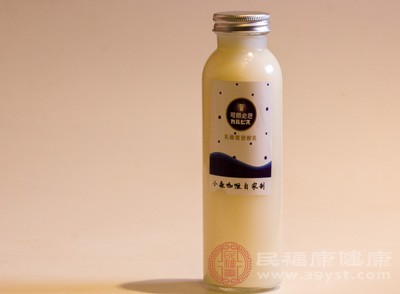 花生牛奶等饮料,即能让孩子解渴,同时也能补充蛋白质 花生牛奶等饮料,即能让孩子解渴,同时也能补充蛋白质
