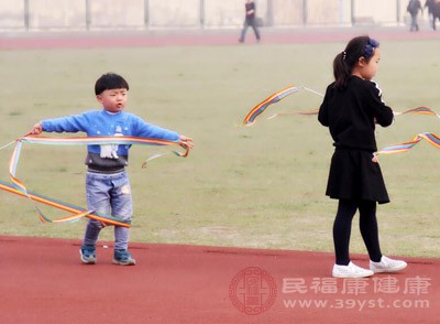 宝宝进行体育锻炼