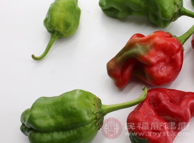 過于油膩的食物及有強烈刺激性的調(diào)味品如辣椒、胡椒等應限量