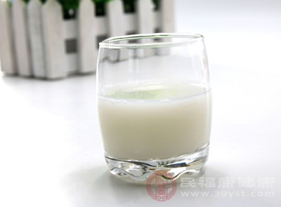 肌炎的飲食應(yīng)注意綠豆、牛奶、未煮熟的雞蛋等不能和中藥同時服用，間隔30分鐘后可以服用