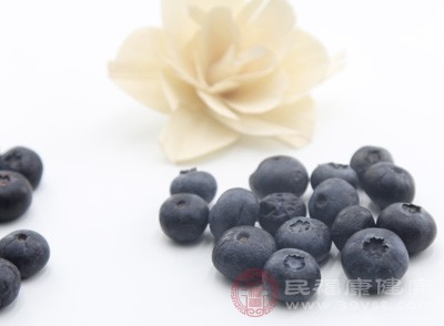 取野生蓝莓3-5茶匙