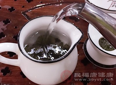 冲泡茶叶需高提水壶，水自高点下注