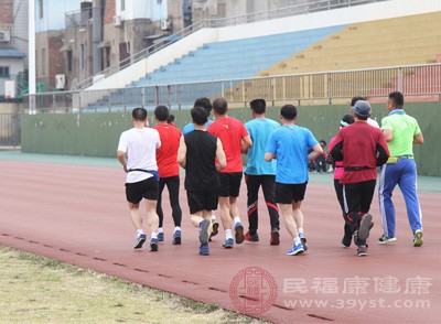 通过运动和饮食来实现减肥，特别要关注腹部脂肪，因为腹部减肥能大大提高糖耐量。控制高血压