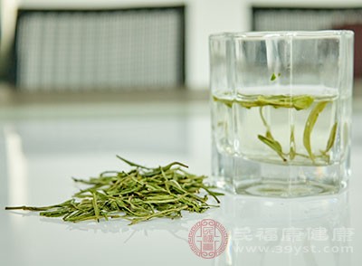 餐后1小時為飲茶的佳時間。喜歡飲茶的人盡量不要空腹飲茶,否則茶會稀釋胃液,降低消化功能,時間久了容易引起胃炎