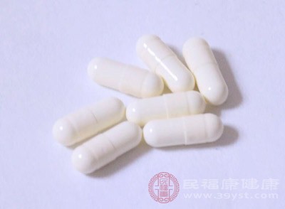 青霉素國外常用大劑量，國內(nèi)多用首次肌內(nèi)注射40萬U，以后每6～8h再用同等劑量重復