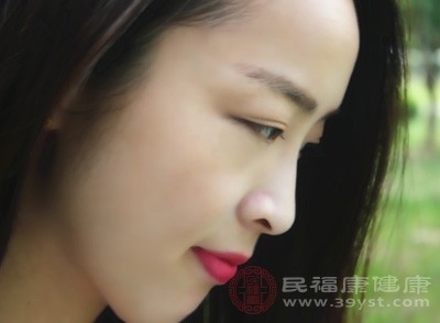 如果美眉們整個(gè)人看起來(lái)始終是無(wú)精打采的,就說(shuō)明你的肌膚絲毫沒有活力,臉部肌膚也開始下垂、走下坡路了,這也是肌膚松弛的表現(xiàn)之一