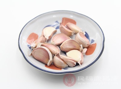 勿吃容易引发出汗的食品，如辣椒、生葱、生蒜等