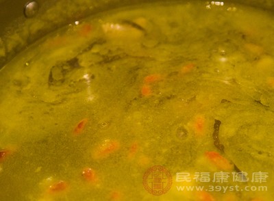 腹泻期间应食用清淡的流质食物，如鸡汤或其他透明的液体