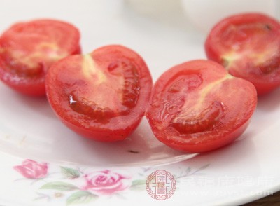 西红柿是寒性的食物，味道比较清爽可口