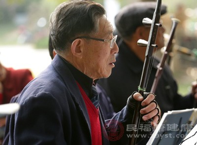 多社交有助于改善認(rèn)知能力。多與朋友外出進(jìn)餐或參加體育活動(dòng)