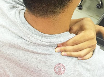 大多数在肩关节周围，会出现广泛压痛