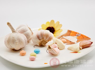 是公認(rèn)的防癌食物,有明顯的抗癌功效。流行病學(xué)調(diào)查顯示,食用生大蒜的人群,胃癌發(fā)病率非常低,原因是大蒜能顯著降低胃中亞硝酸鹽含量,減少了亞硝酸胺合成的可能