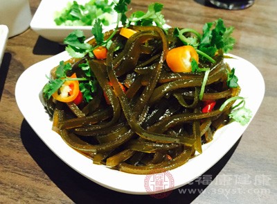 取海带、黑木耳各15g、瘦猪肉60g、味精、精盐、淀粉适量。猪肉切成丝或薄片用淀粉拌好,与已切丝的海带、木耳同入锅,煮沸后加味精和淀粉搅匀即可