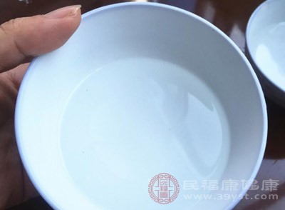 患者在食用水和鹽方面應(yīng)視有無腹水和水腫而定