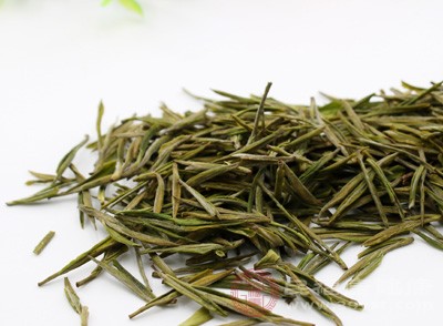 有人喝酒会醉酒,有人喝茶也会“醉茶”。因为茶碱是一种中枢神经的兴奋剂,喝茶过量或过浓时,就会引起人的血液循环加速 有人喝酒会醉酒,有人喝茶也会“醉茶”。因为茶碱是一种中枢神经的兴奋剂,喝茶过量或过浓时,就会引起人的血液循环加速